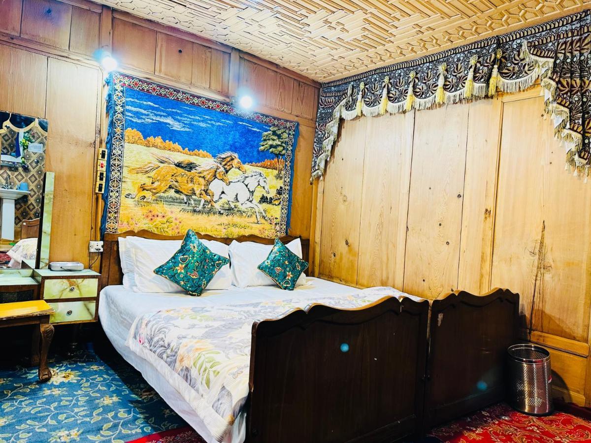 Houseboat New Retreat Group Bed & Breakfast ศรีนาการ์ ภายนอก รูปภาพ