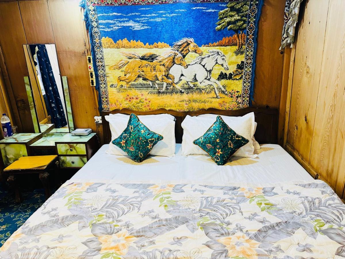 Houseboat New Retreat Group Bed & Breakfast ศรีนาการ์ ภายนอก รูปภาพ